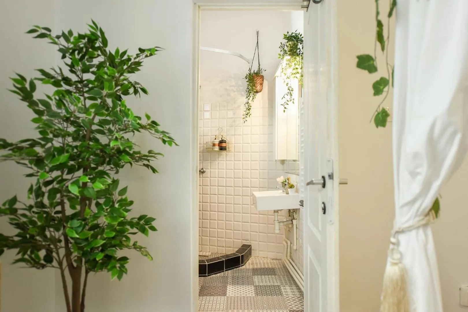 Historic Charm Meets Modern Luxury - Stylish Stays In The City Center Bucharest 0*,  Romania