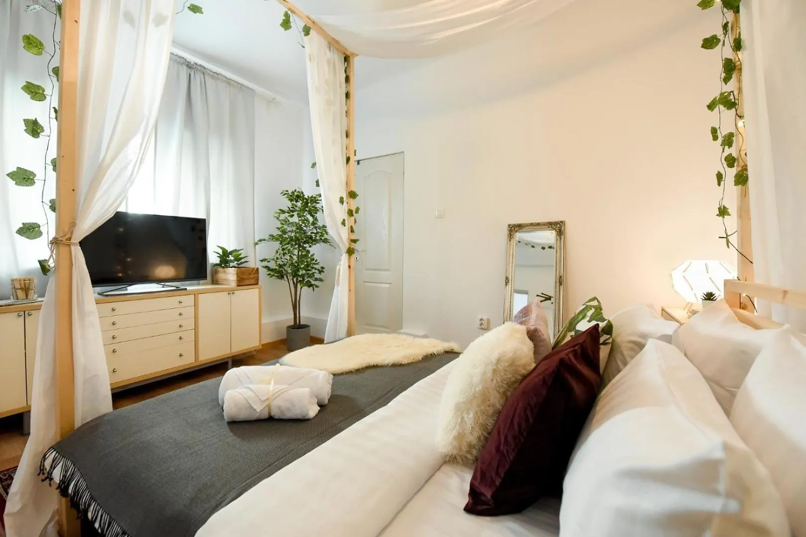 Historic Charm Meets Modern Luxury - Stylish Stays In The City Center Bucharest Apartment