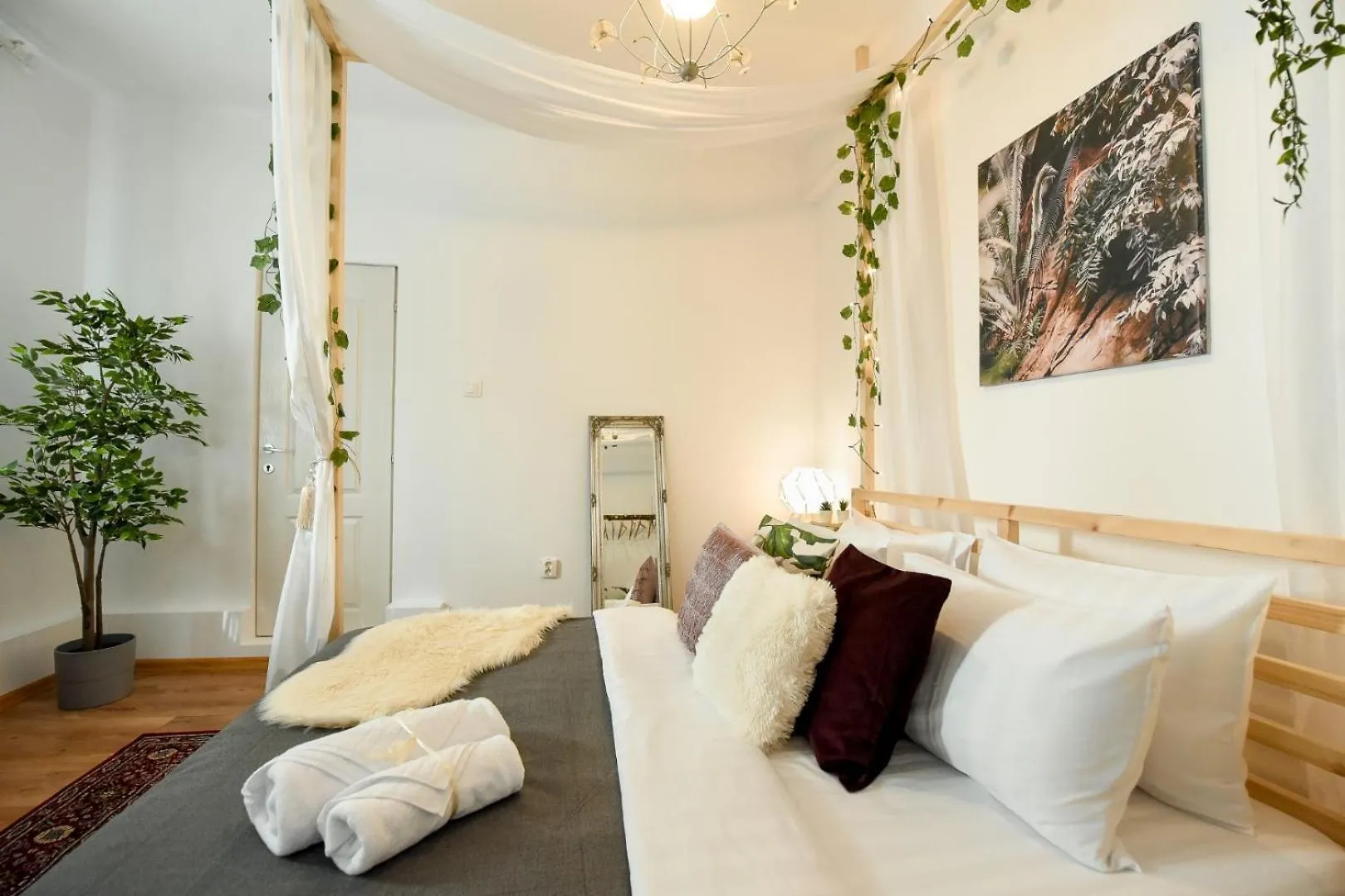 Historic Charm Meets Modern Luxury - Stylish Stays In The City Center Bucharest 0*,  Romania