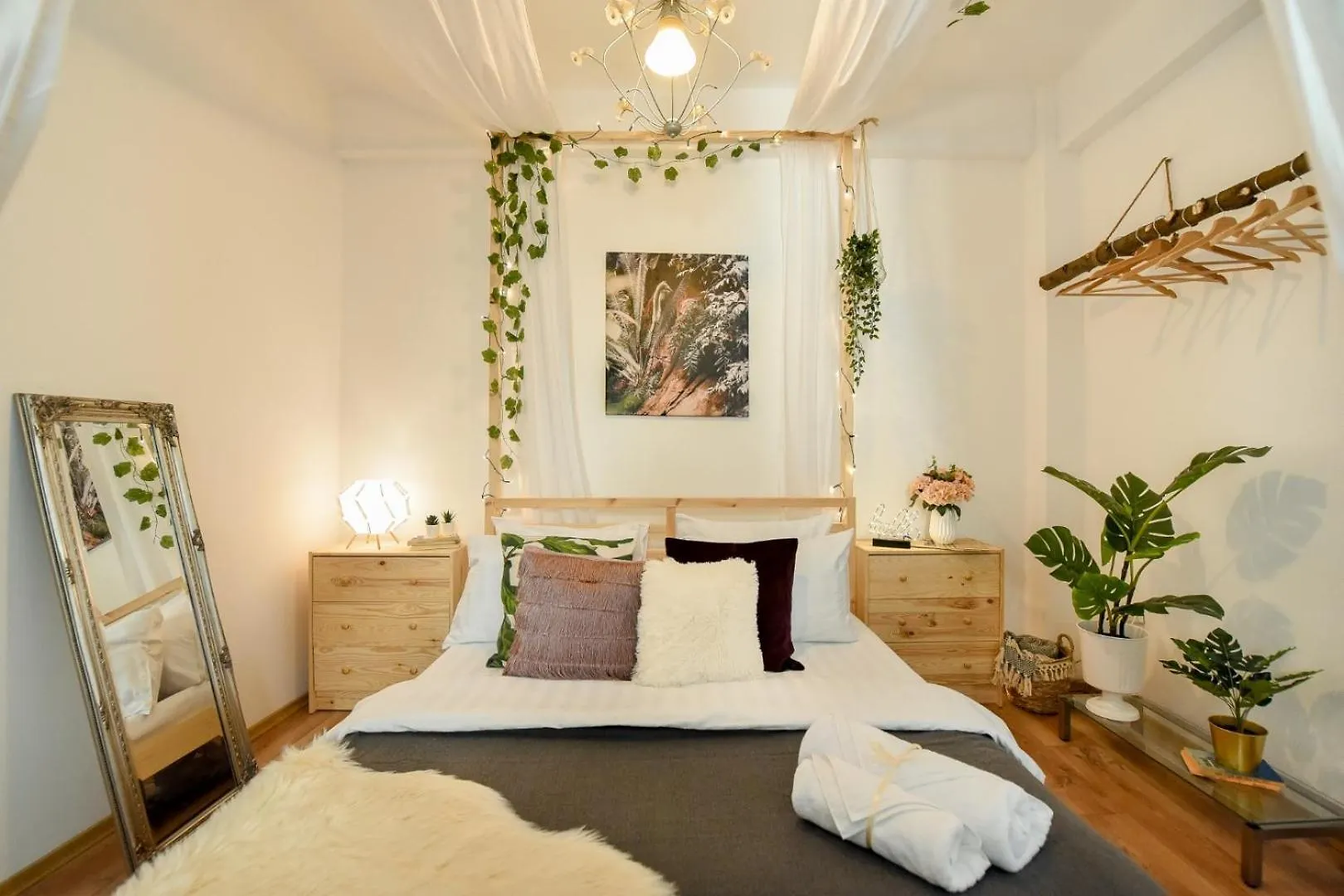Historic Charm Meets Modern Luxury - Stylish Stays In The City Center Bucharest Apartment