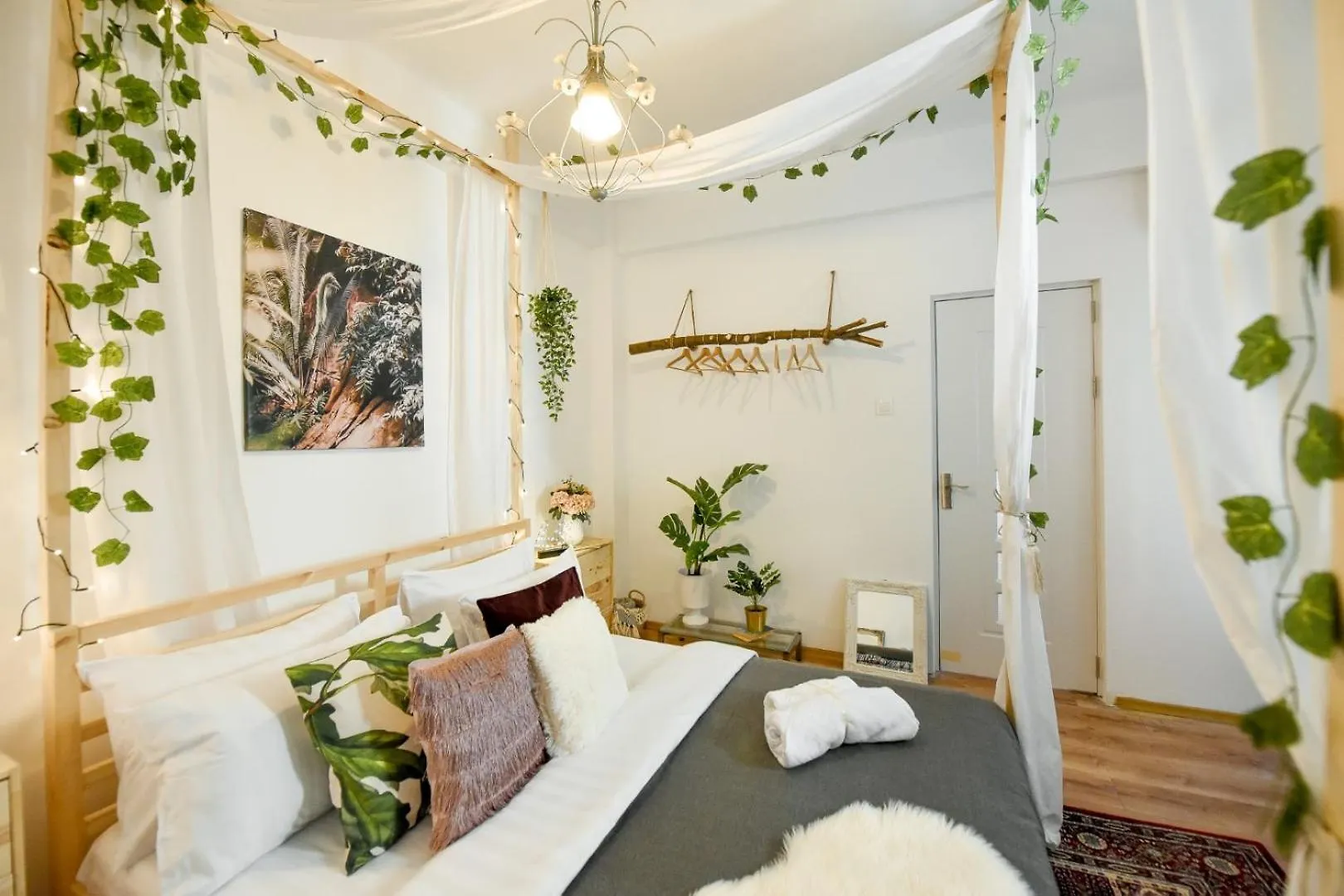Historic Charm Meets Modern Luxury - Stylish Stays In The City Center Bucharest Apartment
